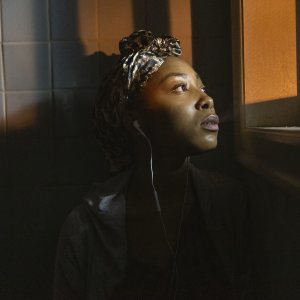 Grand Army: un'intensa immagine di Dominique