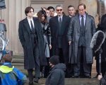 The Batman: Robert Pattinson, Zoë Kravitz e Colin Farrell, foto di gruppo dal set del film