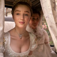 Bridgerton: Phoebe Dynevor in una scena della serie Netflix
