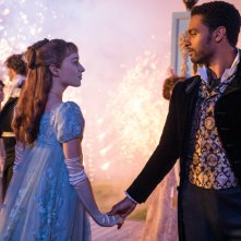 Bridgerton: Phoebe Dynevor insieme a Regé-Jean Page in una scena della serie