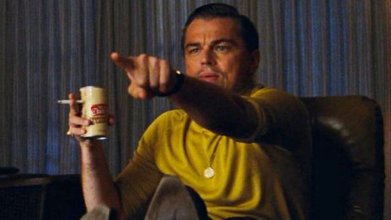 Leonardo DiCaprio in una scena di C'era una volta a... Hollywood