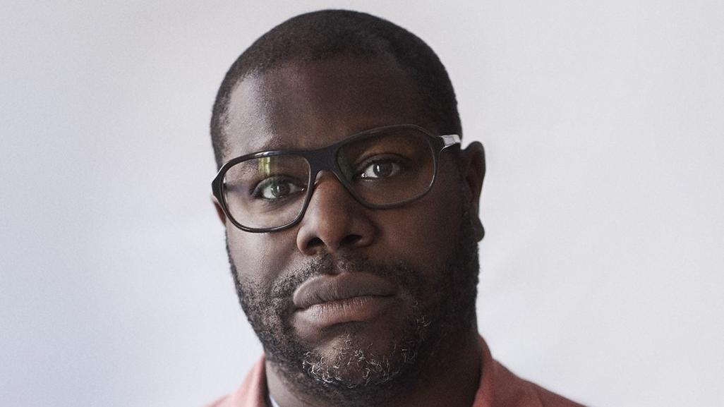 Un primo piano del regista Steve McQueen