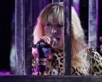 Tale e Quale Show: Luca Ward vestito da Amanda Lear recita la battuta de Il Gladiatore