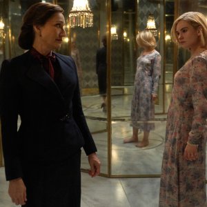 Rebecca: Kristin Scott Thomas, Lily James in una scena del film