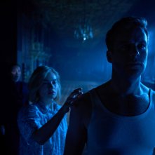 Rebecca: una scena del film con Armie Hammer, Lily James