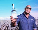Dwayne Johnson regala una bottiglia di tequila a una fan di 101 anni
