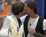 Grande Fratello Vip 5, il bacio tra Tommaso Zorzi e Francesco Oppini scatena i fan (VIDEO)