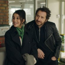 Una classe per i ribelli: Edouard Baer, Leïla Bekhtiin una scena del film