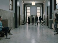 Palazzo di giustizia, recensione: Nel limbo dell'attesa