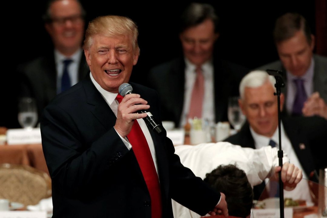 La Casa Bianca propone Donald Trump come James Bond per il prossimo 007: polemica sui copyright