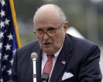 Borat 2: Rudolph Giuliani ripreso mentre si tocca davanti alla figlia 'minorenne' di Borat