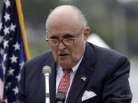 Borat 2: Rudolph Giuliani ripreso mentre si tocca davanti alla figlia 'minorenne' di Borat