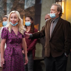 Una scena di The Conners: i protagonisti indossano le mascherine