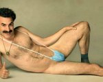 Borat 2: un gigantesco gonfiabile del giornalista kazako nudo viaggia sul Tamigi (FOTO)