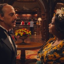 Le Streghe: una scena con Stanley Tucci e Octavia Spencer