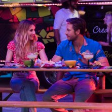 Holidate: Emma Roberts, Luke Bracey in una scena del film