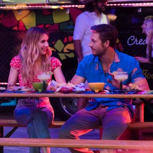 Holidate: Emma Roberts, Luke Bracey in una scena del film