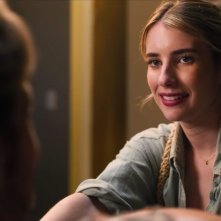 Holidate: una scena del film con Emma Roberts