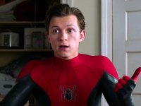 Spider-Man 3: Tom Holland riceve la sceneggiatura su un iPad e rischia di romperlo, ecco il divertente video