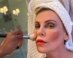 Charlize Theron si fa truccare dai figli: 'Attenti, truccatori, avete un concorrente!' (FOTO)
