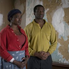 His House: Ṣọpẹ Dìrísù e Wunmi Mosaku durante una scena