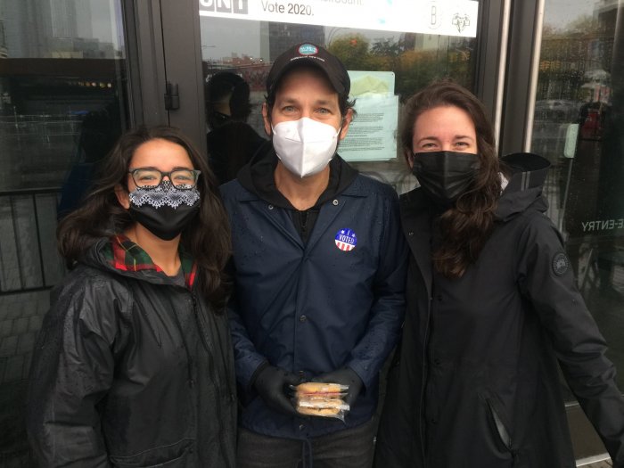 Paul Rudd regala biscotti a chi sta votando negli USA per decidere il prossimo presidente