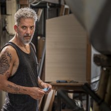 Gli orologi del diavolo: Beppe Fiorello in una scena della serie