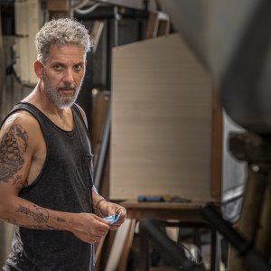 Gli orologi del diavolo: Beppe Fiorello in una scena della serie