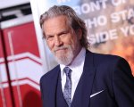 Jeff Bridges attaccato alla flebo: 'Grazie, il vostro amore è contagioso' (FOTO)