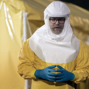 Utopia: Rainn Wilson in una scena della serie Amazon