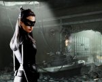 The Batman: Anne Hathaway ha un consiglio per la nuova Catwoman, Zoë Kravitz