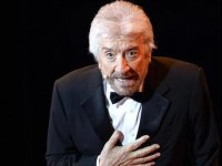 Gigi Proietti, Pierfrancesco Favino gli dedica una poesia: 'Però 'n se fa così, tutto de botto'