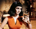 Cleopatra: la malattia di Elizabeth Taylor e gli altri scandali che tormentarono il set