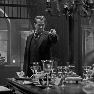 Mank: una scena del film con Gary Oldman