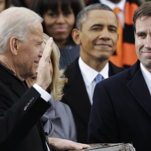 Joe Biden e suo figlio Beau. Dietro di loro, Barack Obama