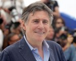 Gabriel Byrne svela gli abusi sessuali subiti: 'Un uomo non ne parla. Se li hai subiti, sembra sia colpa tua'
