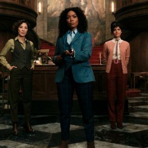 Gunpowder Milkshake: Angela Bassett, Michelle Yeoh e Carla Gugino in una scena
