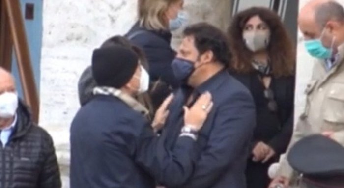 Enrico Brignano e Paolo Bonolis, la verità di Flora Canto su quel gesto ai funerali di Proietti