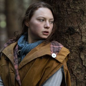 Shadows:  Mia Threapleton in una scena