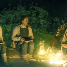 Shadows: una scena con Lola Petticrew, Mia Threapleton, Saskia Reeves