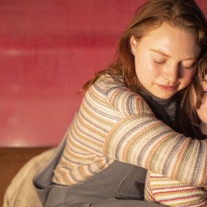 Shadows: Lola Petticrew, Mia Threapleton durante una scena