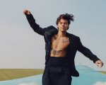 Harry Styles è il primo uomo sulla cover di Vogue, in abiti femminili (FOTO)