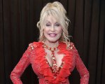 Dolly Parton: il vaccino anti Covid Moderna finanziato dall'attrice e cantante