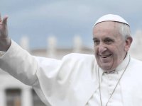 Papa Francesco su Instagram mette like al sedere di una modella brasiliana