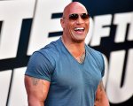 Red Notice: Dwayne Johnson troppo grosso per entrare in una Porsche (FOTO)