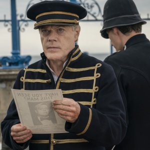 Sei minuti a mezzanotte: Eddie Izzard in una scena del film