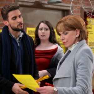 Natale in città con Dolly Parton: una scena del film con Christine Baranski