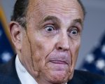Rudy Giuliani, la tinta gli cola dai capelli: le reazioni 'cinematografiche' sui social