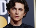 Timothée Chalamet mostra tutti i regali dei suoi fan (anche i più strani)