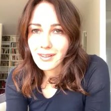 Io sono Vera: un primo piano di Anita Caprioli su Zoom